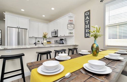 East Tampa House | Spacious & Cozy Family Getaway ~ Close to Downtown ~ Backyard ~ BBQ ~ Parking