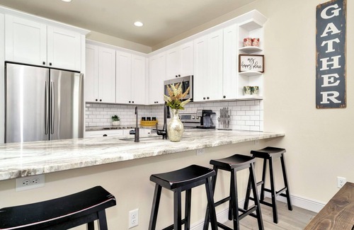 East Tampa House | Spacious & Cozy Family Getaway ~ Close to Downtown ~ Backyard ~ BBQ ~ Parking