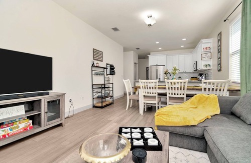 East Tampa House | Spacious & Cozy Family Getaway ~ Close to Downtown ~ Backyard ~ BBQ ~ Parking