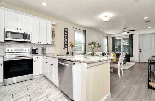 East Tampa House | Spacious & Cozy Family Getaway ~ Close to Downtown ~ Backyard ~ BBQ ~ Parking