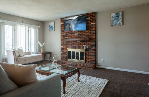 Springfield House | Spacious & Cozy ~ Mins to Downtown