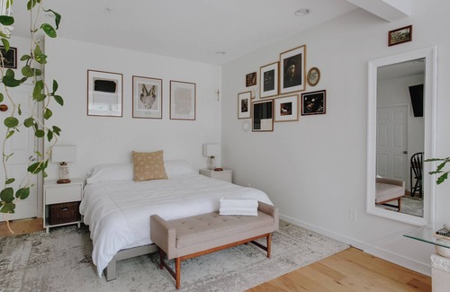 North Chesterfield House | Spacious & Cozy Modern Art Suite - Centrally Located!