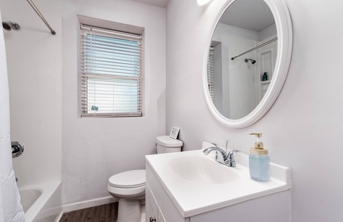 DeBaliviere Place Apartment | Spacious Cozysuites 2BR Condo w/parking! 02