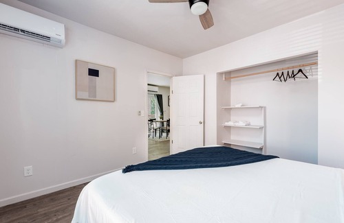 DeBaliviere Place Apartment | Spacious Cozysuites 2BR Condo w/parking! 02