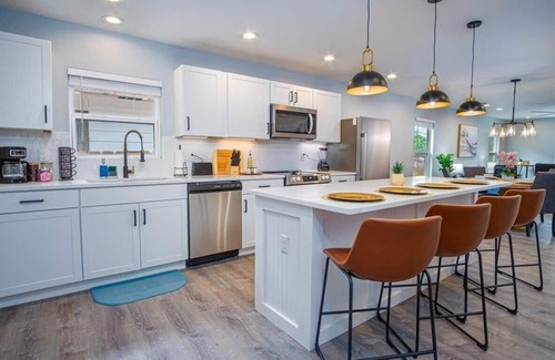 Near East Side House | Spacious Delightful 4 BR/3 BA Close to Downtown