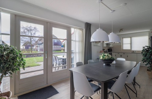 Makkum Cabin | Spacious Deluxe Dune Villa for 8 persons with a private sauna and whirlpool, located at luxurious Beach Resort Makkum by the IJsselmeer.