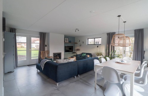 Makkum Cabin | Spacious Deluxe Dune Villa for 8 persons with a private sauna and whirlpool, located at luxurious Beach Resort Makkum by the IJsselmeer.