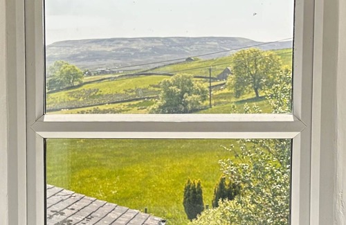Langthwaite Cottage | Spacious detached holiday home, sleeps 7 with 2 furry friends, free WiFi, two pubs nearby.