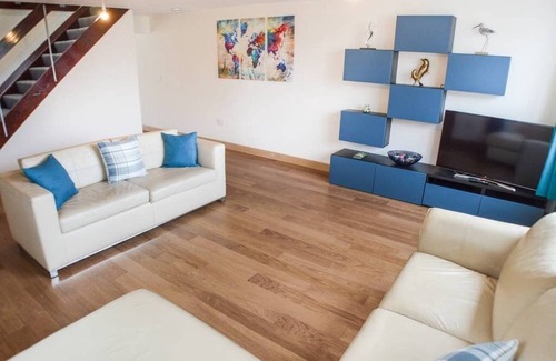 Hythe House | Spacious detached house with private hot tub