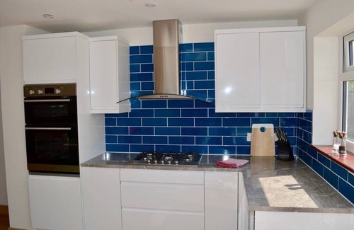 Hythe House | Spacious detached house with private hot tub