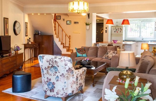 Cigli Apartment | Spacious Detached House with Garden in Izmir