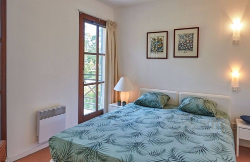 Salles Villa | Spacious detached villa with covered terrace in nature reserve with a castle