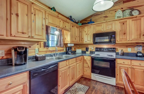 Sautee Nacoochee Cabin | Spacious Dog-Friendly Cabin with Screened Deck, Private Hot Tub, & Firepit