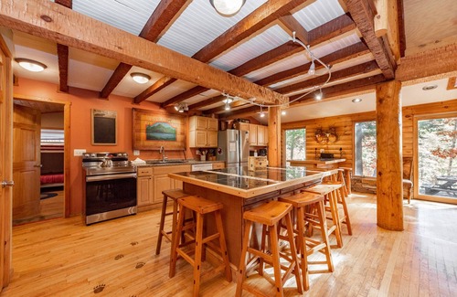 North Glade Hills House | Spacious Dog Friendly Cabin at Deep Creek Lake