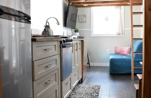 Lyons Resort | Spacious Dogwood Tiny House with Full Kitchen - near Rocky Mtn National Park