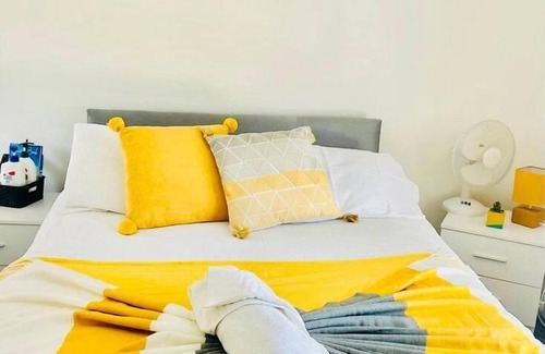 Portsmouth Bed & Breakfast | Spacious double room shared bathroom