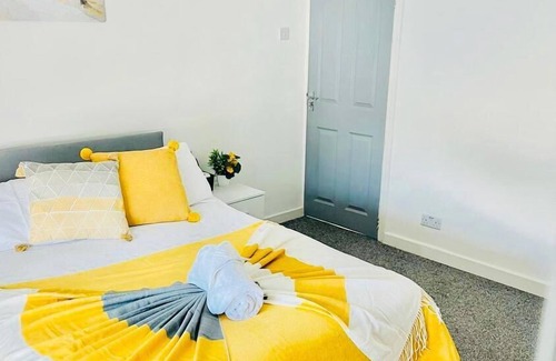 Portsmouth Bed & Breakfast | Spacious double room shared bathroom