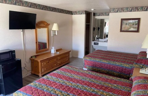 Mathis Hotel | Spacious Double Room w/Parking Near Lake Corpus Christi Adventures