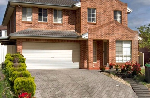 Prestons House | Spacious Double Storey 4 Bedroom/2.5 Bath House
