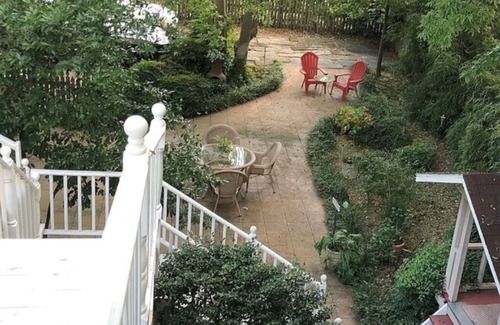 Downtown Little Rock Cabin | Spacious Downtown Cottage with Roof-Top Patio