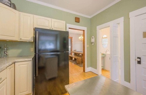 Appleton House | -Spacious Downtown Character Home 4 bedroom 3 bath
