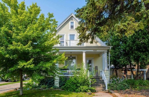 Appleton House | -Spacious Downtown Character Home 4 bedroom 3 bath