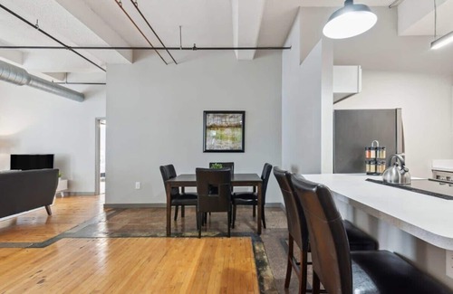 Downtown Kansas City Apartment | Spacious Downtown Retreat with Indoor Pool & Gym