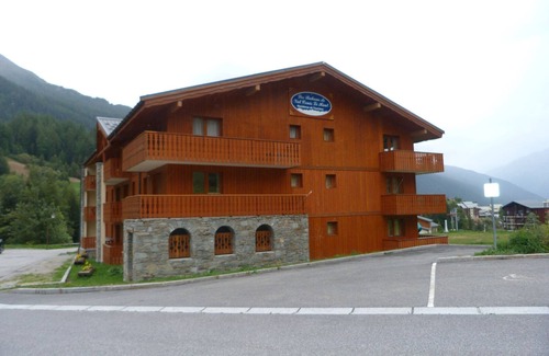Lanslevillard Apartment | Spacious Duplex Apartment for 10-12 near Val-Cenis Slopes with Balcony & Free Wifi