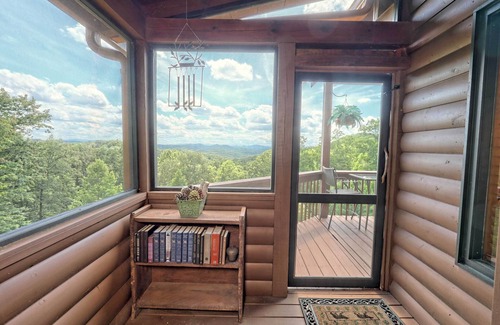 Murphy Cabin | Spacious 'Eagle's View' Luxury Cabin w/Views