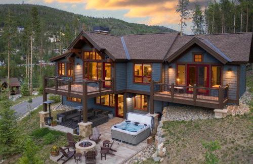 Corkscrew Flats House | Spacious Elegance, 5 en-suites, hiking trail to town, packed with amenities!