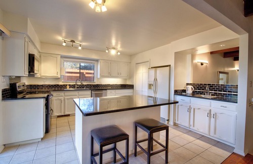 Albuquerque House | Spacious End-Unit Townhouse in Golf Course Community, mountain views!