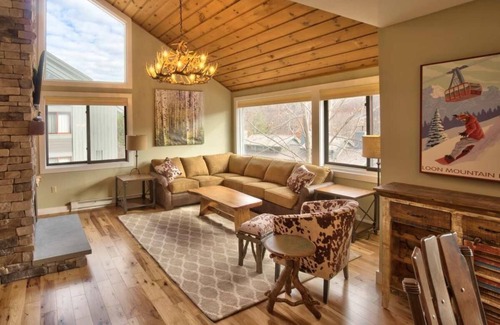 Lincoln House | Spacious End Unit Townhouse in a great location! (nh m&r lic# 064460)