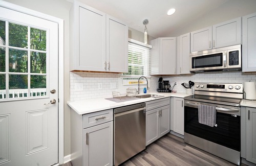 Cary House | Spacious Entire Home – Ideal for Groups & Families