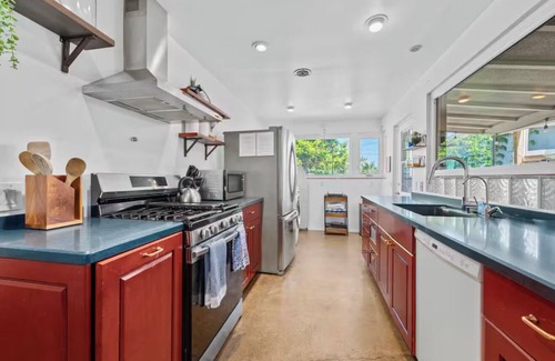 Ridgeview - Webster House | Spacious Escape 4BR - Guesthouse, Hot Tub + Games