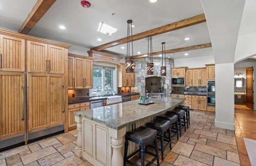 Granite House | Spacious estate, 12000 square feet on a full acre in East Sandy