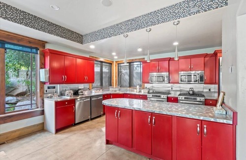 Granite House | Spacious estate, 12000 square feet on a full acre in East Sandy