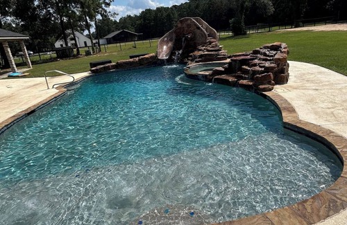 Conroe Apartment | Spacious estate with 2 homes