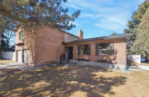 Idaho Falls House | Spacious Executive 5-bedroom home by airport in charming Idaho Falls w/WiFi, AC