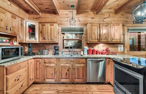 Townsend Cabin | Spacious Family Cabin | 5 mi to National Park | Hot Tub | Arcade | Fall Deals!
