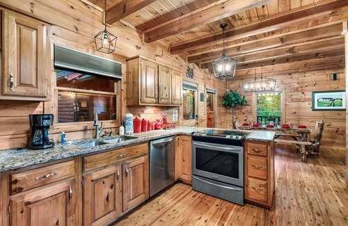 Townsend Cabin | Spacious Family Cabin | 5 mi to National Park | Hot Tub | Arcade | Fall Deals!