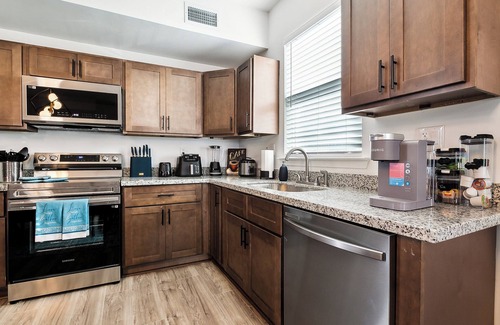 Florida Area Apartment | Spacious Family-Friendly 5BR Modern Retreat Near French Quarter