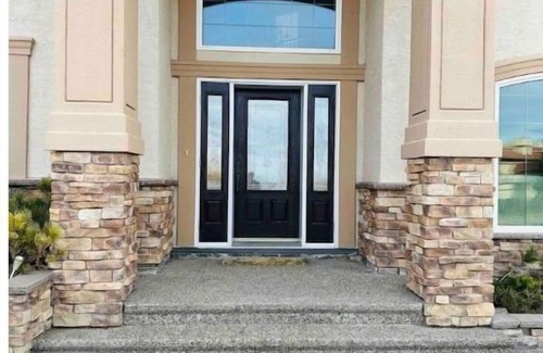 Lethbridge County House | Spacious, family-friendly retreat; panoramic views