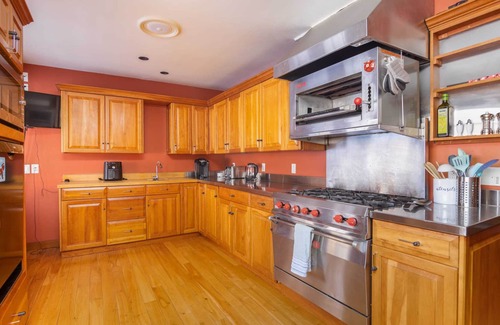 Des Moines House | Spacious Family Friendly Home with Huge Yard