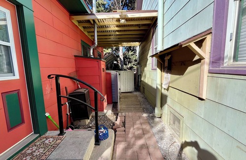 Eastside House | Spacious FAMILY FRIENDLY home beautifully decorated with African art.
