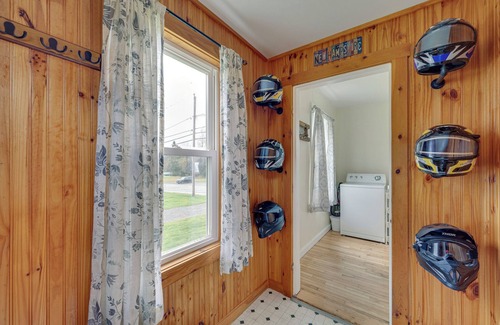 Pittsburg House | Spacious, family friendly 5-bedroom home in Pittsburg village with trail access.