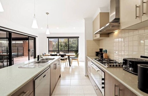 Rosebud House | Spacious family friendly home w/spa & Games room