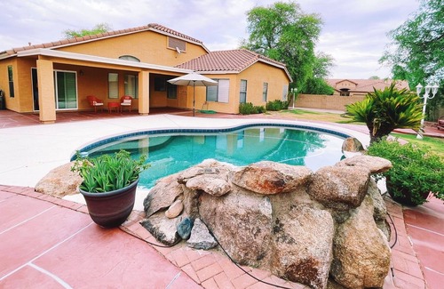 Canyon Trails House | Spacious & Family Friendly Home 4bd/2ba with Pool!