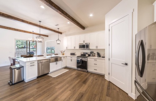 Williams House | Spacious family friendly home, close to Grand Canyon, GC railroad and Rt66