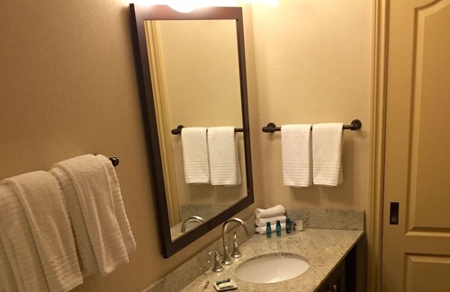 Kelowna Central Business District Condo | Spacious Family Friendly 2 Bedroom Vacation Suite on the Lake