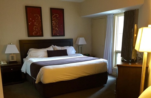 Kelowna Central Business District Condo | Spacious Family Friendly 2 Bedroom Vacation Suite on the Lake